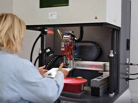Frau an Laser Soldering Machine