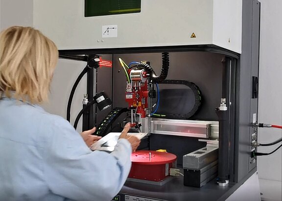 Frau an Laser Soldering Machine